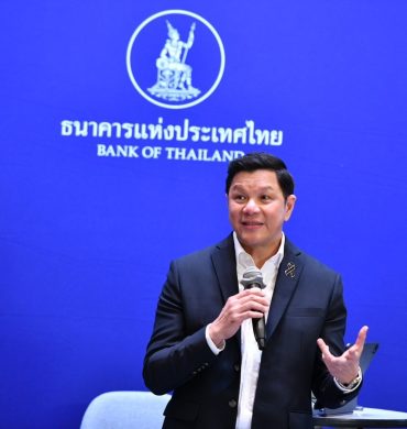 ผู้ว่าแบงก์ชาติยืนยันจะยังไม่แตะอัตราดอกเบี้ยไปจนถึงไตรมาสสองปีหน้า เงินเฟ้อกระตุกขึ้นถึง 5 % เกิดจากราคาน้ำมันที่เพิ่มสูงขึ้นเชื่อจะลดลงในไตรมาสสองปีหน้าเช่นกัน ขณะเดียวกันเร่งแก้ปัญหาการใช้จ่ายเงินเกินตัวหรือซื้อก่อนผ่อนทีหลังที่หลายแพลตฟอร์มออน์ไลน์ใช้กระตุ้นยอดซื้อ