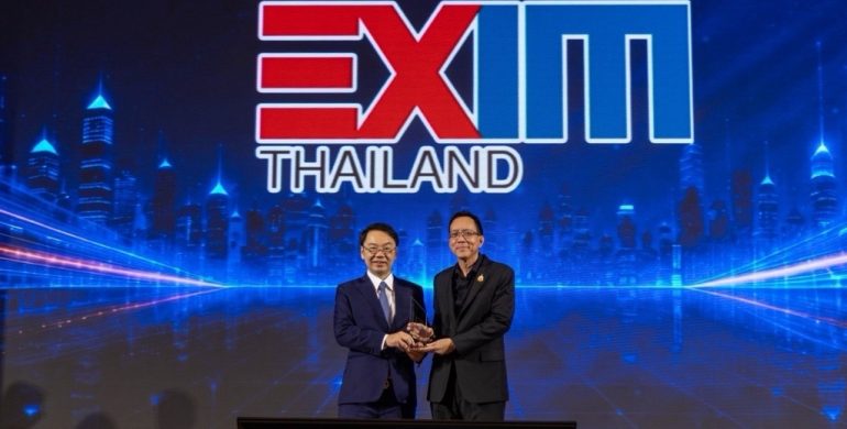 EXIM BANK รับโล่ประกาศเกียรติคุณองค์กรผู้ขับเคลื่อนเศรษฐกิจ MSME ไทย